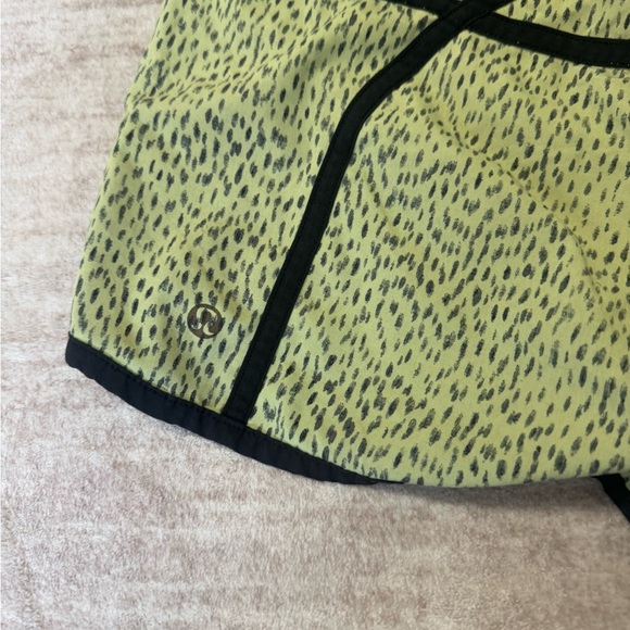 Lululemon Tracker Short III *4-way Stretch size 8 - Picture 5 of 5
